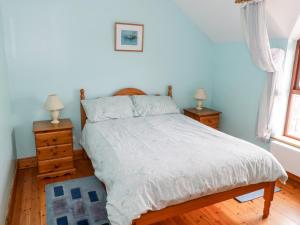 En eller flere senge i et værelse på King Cottage