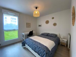 מיטה או מיטות בחדר ב-Appartement familial tout confort - 3 chambres, grande terrasse privative - Vert Buisson - Bruz