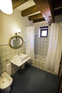 een badkamer met een wastafel, een toilet en een bad bij Posada Real del Buen Camino in Villanueva de Campeán