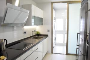 Kuchyňa alebo kuchynka v ubytovaní Luminoso y Tranquilo Apartamento en Los Alamos