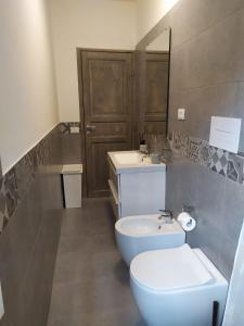 a bathroom with a toilet and a sink at Villa Giulio in Fondachello