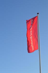 una bandera roja en un poste con un cielo azul en Give Bed & Breakfast, en Give