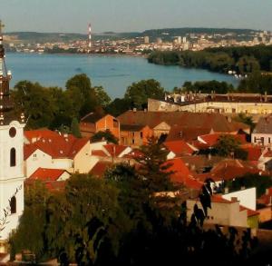 מבט מלמעלה על Gardos house above Danube