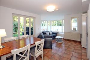 a living room with a table and a couch at Doerpstraat 9_ Whg_ 4 in Wyk auf Föhr