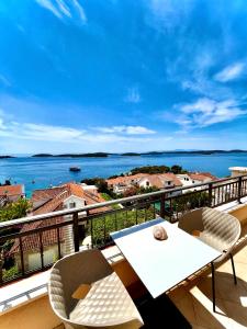 balcón con mesa, sillas y vistas al océano en Top View Residence, en Hvar