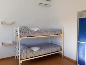 Valdeobispo的住宿－Albergue Alagón Natura，一间客房内配有两张双层床的房间
