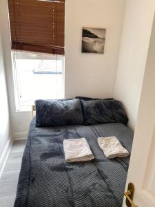 ein Schlafzimmer mit einem Bett mit zwei Handtüchern darauf in der Unterkunft Super Central Dublin Apartments in Dublin