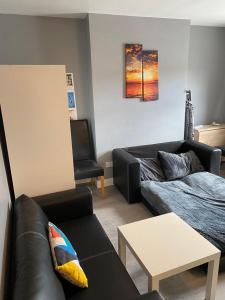 uma sala de estar com um sofá preto e uma mesa em Super Central Dublin Apartments em Dublin
