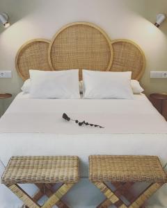 Un dormitorio con una cama con dos cestas. en VIDAL APARTAMENTOS con parking privado. en Carmona