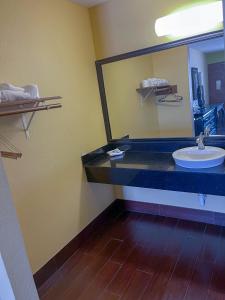 Kylpyhuone majoituspaikassa Deluxe Inn & Suites