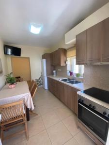 Kuchyňa alebo kuchynka v ubytovaní Koundouros Home