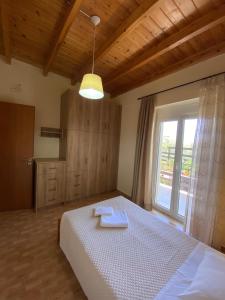 Posteľ alebo postele v izbe v ubytovaní Koundouros Home