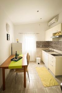 Kuchyň nebo kuchyňský kout v ubytování Apartments Petra