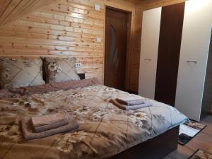 een slaapkamer met een bed met handdoeken erop bij Casa Poiana Largului in Poiana Teiului