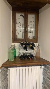 un estante con botellas de vino en una ventana en Casa a Miazzina en Miazzina
