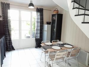 uma sala de jantar com mesa e cadeiras em Appartement Saint-Martin-de-Ré, 3 pièces, 4 personnes - FR-1-544-20 em Saint-Martin-de-Ré