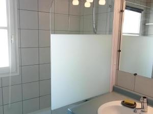 a bathroom with a sink and a mirror at Appartement Saint-Martin-de-Ré, 3 pièces, 4 personnes - FR-1-544-20 in Saint-Martin-de-Ré