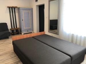 een groot bed in een kamer met een raam bij Cichy Zaułek 2 in Brodnica