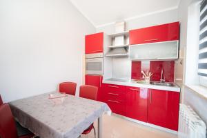 Kuchyň nebo kuchyňský kout v ubytování Apartments Oriana