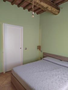 a bedroom with a large bed and a door at Serendipity House in Grosseto