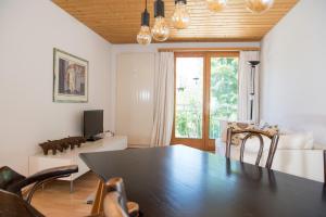 a living room with a table and a couch at Zwei Zimmer Ferienwohnung Rabiusa Churwalden in Churwalden