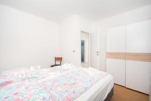 En eller flere senge i et værelse på Apartments Oriana