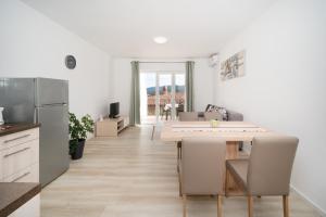 Kuchyň nebo kuchyňský kout v ubytování Apartments Oriana
