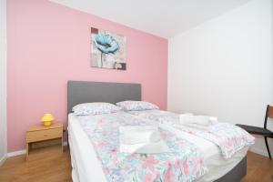 Postel nebo postele na pokoji v ubytování Apartments Oriana