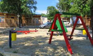 Otroško igrišče poleg nastanitve Memita Mobile homes, Selce