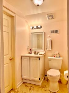 La salle de bains est pourvue de toilettes blanches et d'un lavabo. dans l'établissement Across The INN Entire 3 bedrooms Colonial House with lovely porch and extremely fast Wi-Fi, à Washington, Virginia