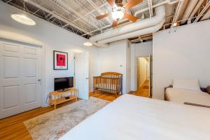 Postel nebo postele na pokoji v ubytování Rehoboth Beach -- Forj Lofts #8