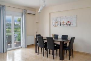 a dining room with a table and chairs at Villa Dias in Leptokarya