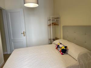 1 dormitorio con cama con almohada en Regola, en Roma