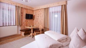 1 dormitorio con 1 cama y mesa con escritorio en Haus Stefan en Längenfeld