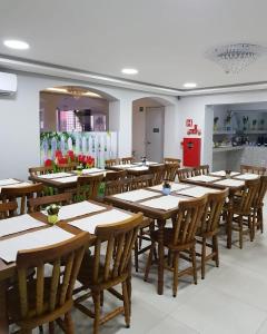 A restaurant or other place to eat at HOTEL CATARINA BAURU