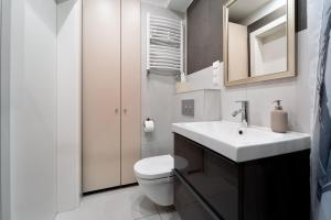 łazienka z białą umywalką i toaletą w obiekcie Apartament Anna w mieście Sopot +25 zdjęć