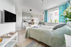 sypialnia z łóżkiem i salonem w obiekcie Apartament Anna w mieście Sopot