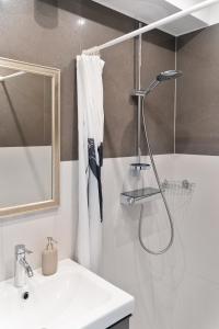 łazienka z prysznicem i umywalką w obiekcie Apartament Anna w mieście Sopot