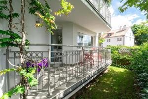 balkon domu ze stołem i krzesłami w obiekcie Apartament Anna w mieście Sopot