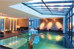 una piscina en un edificio con vestíbulo en Manoir de Lébioles en Spa