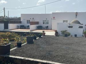 un patio con macetas y un edificio blanco en Casa Escanfraga I, en Villaverde