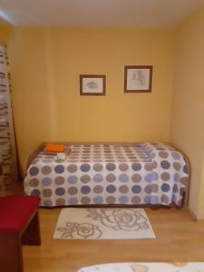 1 dormitorio pequeño con 1 cama en una habitación en Apartment Villa Venezia, en Perast