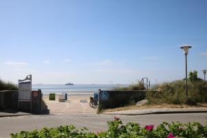 plaża z rowerem zaparkowanym na piasku w obiekcie Stockmannsweg 11b_ Whg_ 1 w mieście Wyk auf Föhr