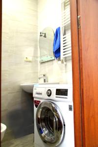 eine Waschmaschine im Bad mit Waschbecken in der Unterkunft Family apartments in Tbilisi City