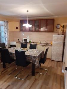 uma cozinha com mesa e cadeiras num quarto em Apartment Villa Venezia em Perast