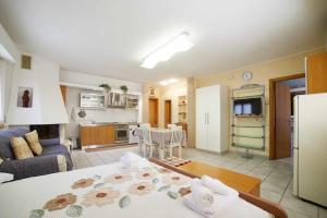 cocina y sala de estar con mesa en una habitación en Room 143 Monolocale vicino al centro, en Camerano