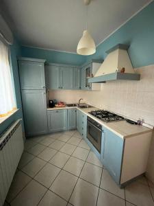 Kuchnia lub aneks kuchenny w obiekcie CASAVACANZA - Marina