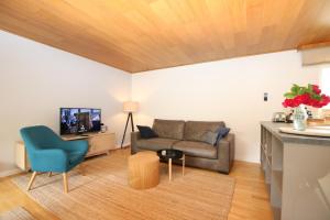 a living room with a couch and a tv at Linge 4_ Whg_ 1_ Hygge in Wrixum