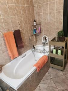 Ett badrum på VESA Guesthouse