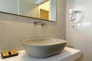 a white bowl sink on a counter in a bathroom at TREROOMS B&B Gallipoli in Gallipoli